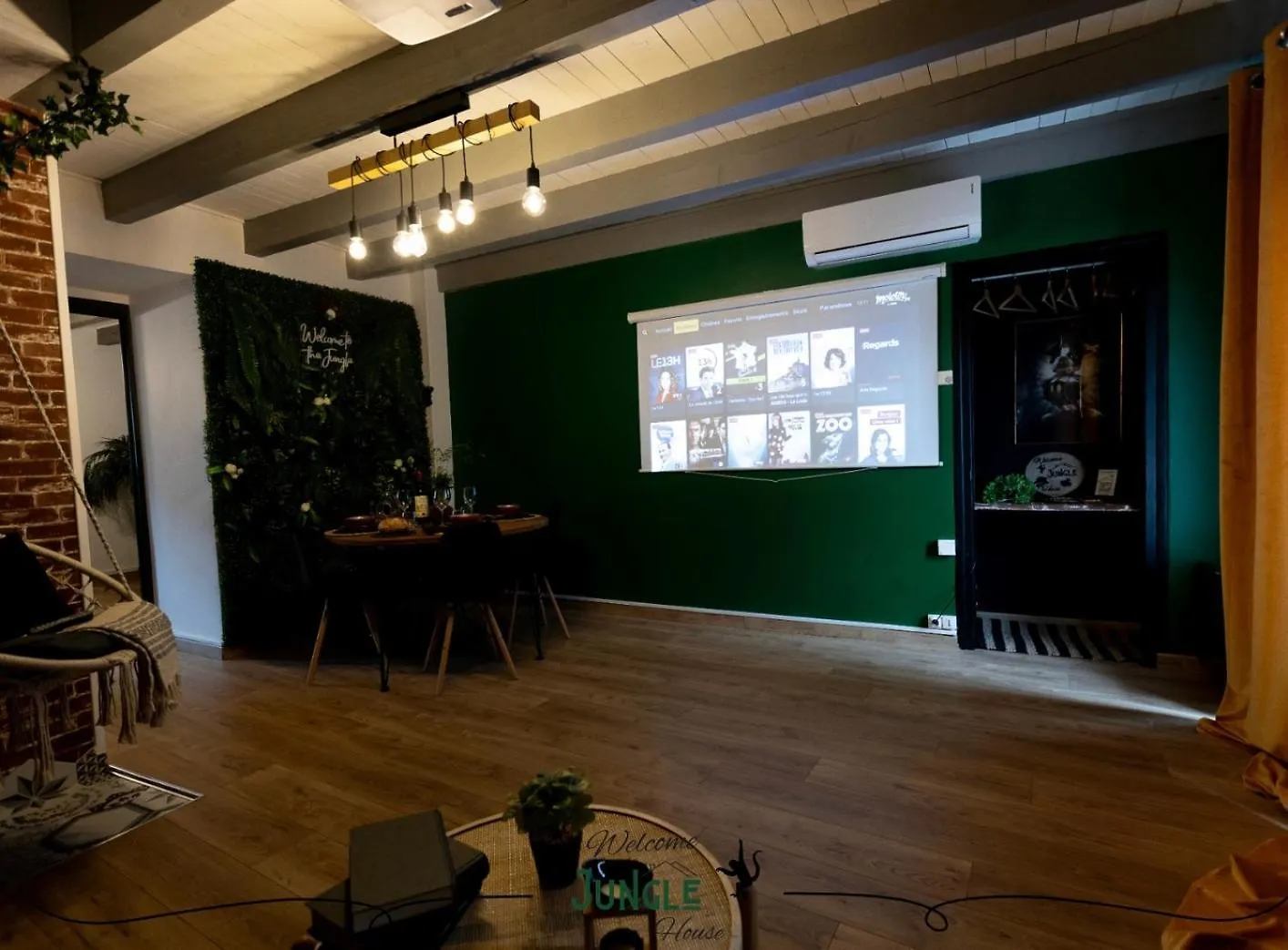 Holiday home Maison Jungle House: Spacious Gaming Retreat in Montbrison