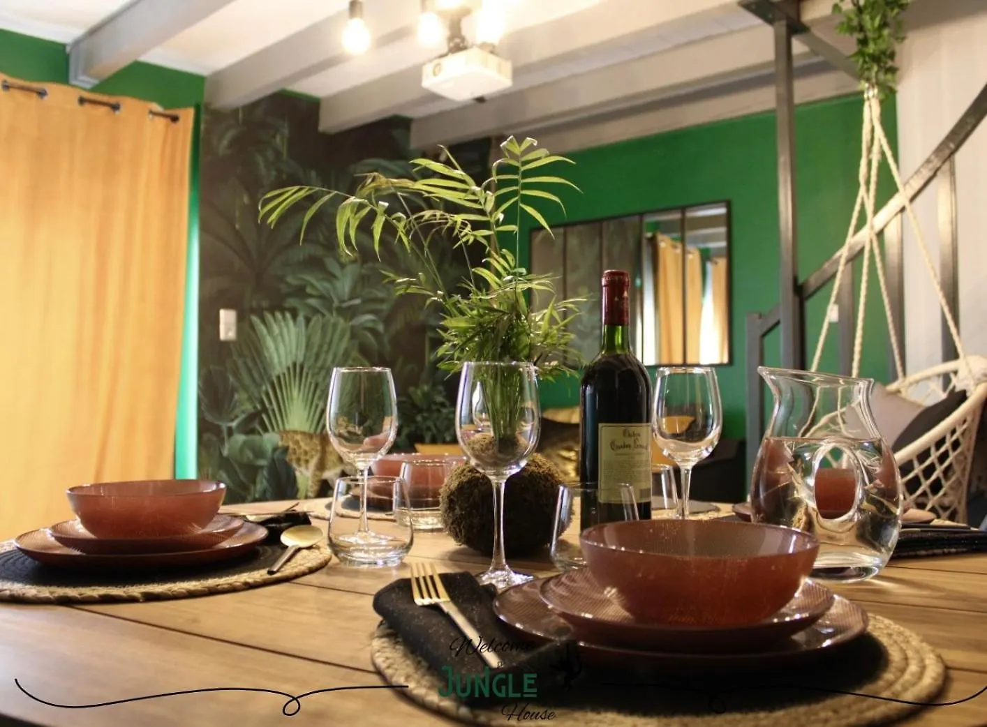 Maison Jungle House: Spacious Gaming Retreat in Montbrison 0*,
