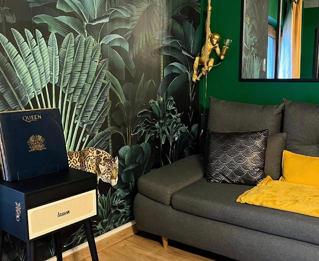 Maison Jungle House: Spacious Gaming Retreat in Montbrison