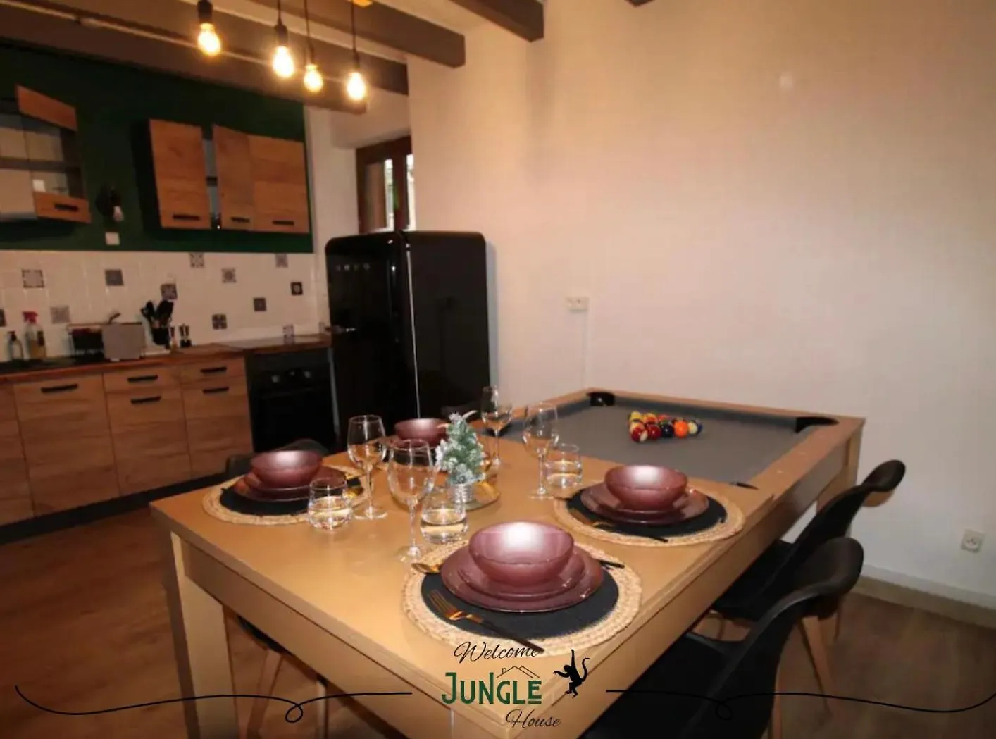 Maison Jungle House: Spacious Gaming Retreat in Montbrison France