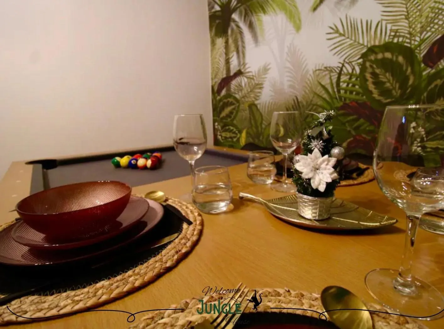 Maison Jungle House: Spacious Gaming Retreat in Montbrison 0*,  France