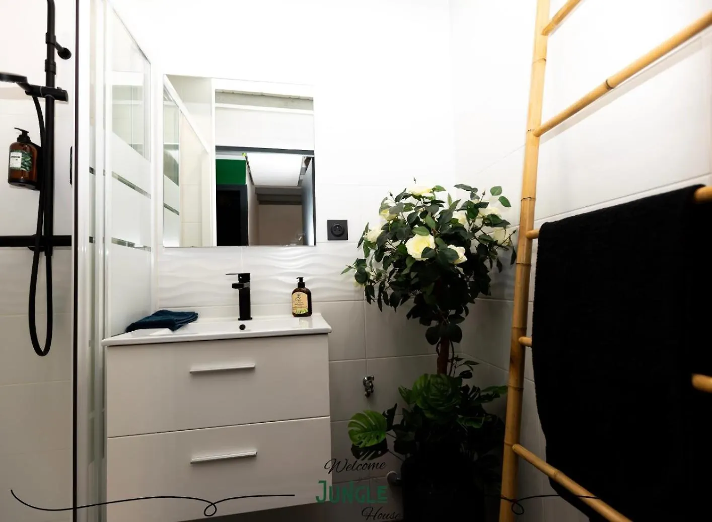 Maison Jungle House: Spacious Gaming Retreat in Montbrison 0*,
