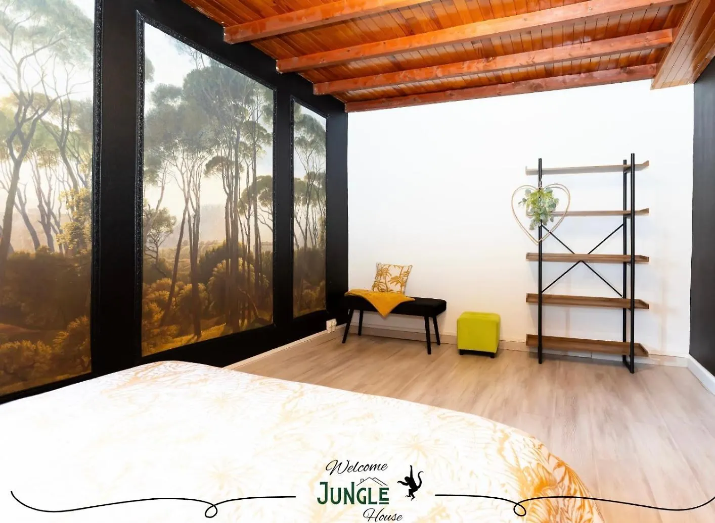 Holiday home Maison Jungle House: Spacious Gaming Retreat in Montbrison