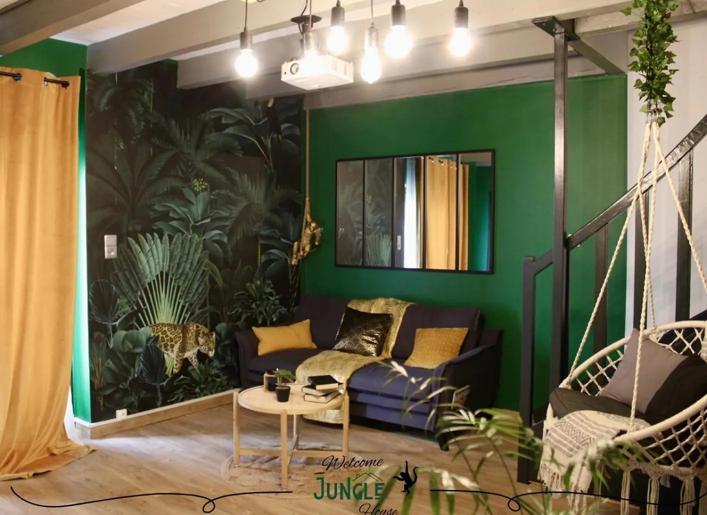 Maison Jungle House: Spacious Gaming Retreat in Montbrison Holiday home